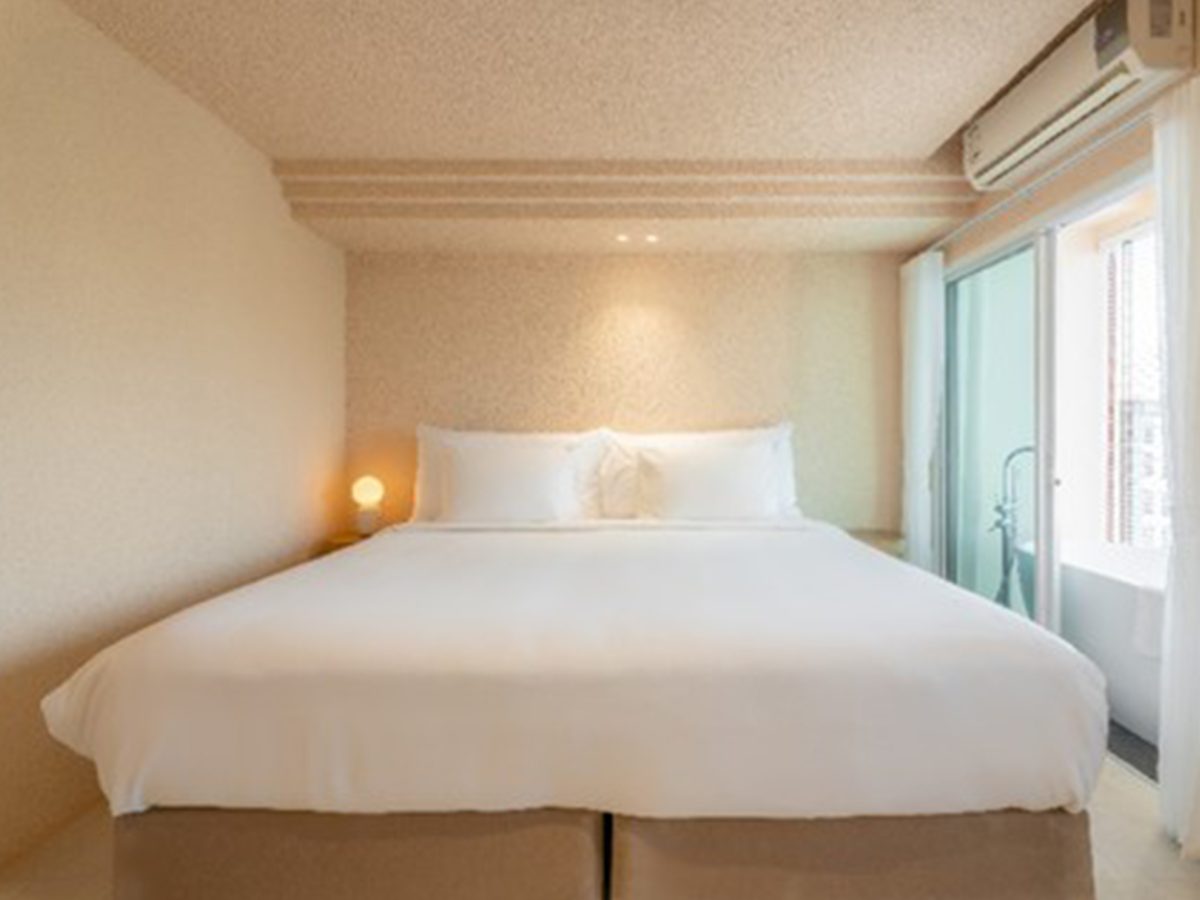 Deluxe Mountain View with Bathtub (DMB)